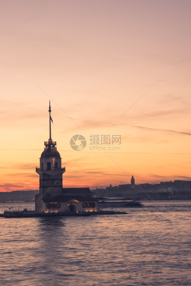 知名的中世纪塔建筑灯塔和Bosphorus土耳其伊斯坦布尔著名的中世纪塔建筑图片
