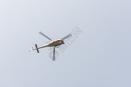 直升机在蓝天飞行图片