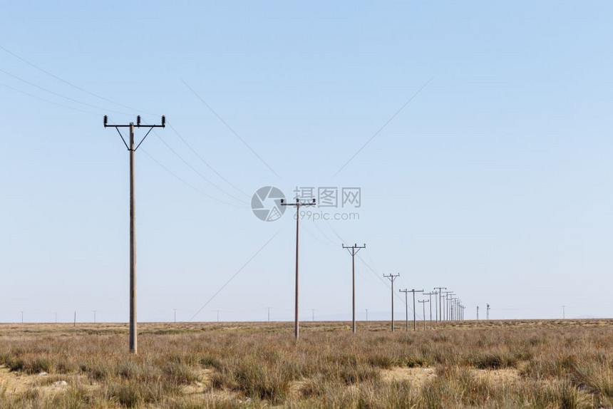 许多电极在草地上一行的景观视图背是蓝色的天空许多电极在一行的景观视图图片