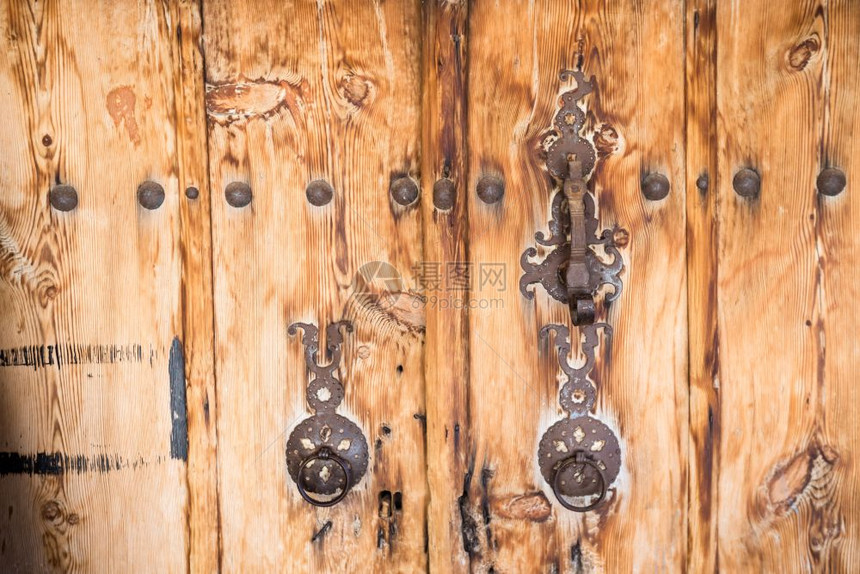 土耳其Egin的Kemaliye古老木制门有两套传统的老旧铁制门锁环土耳其Egin古老的木制门有锁环图片