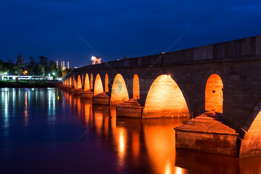 2015年月7日在土耳其埃迪恩与Selimiye清真寺背景的Meric河Meric桥长期接触拍摄Meric桥图片