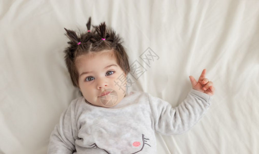 躺在床上的可爱女婴肖像孤独可爱女婴的肖像图片