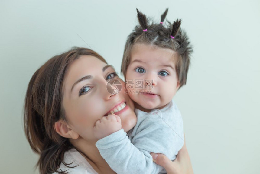 可爱的女婴的肖像她脸上的表情和笑着的妈妈在一起孤立的肖像可爱的女婴和她妈妈的肖像图片