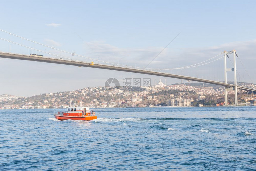 2018年月3日土耳其伊斯坦布尔7月15日烈士大桥或非官方的博斯普鲁大桥也称为第一横跨博斯普鲁山7月15日烈士大桥伊斯坦布尔图片