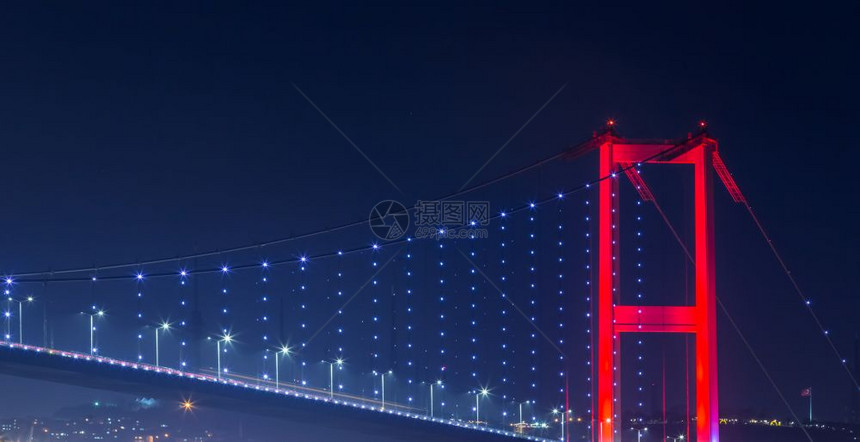 7月15日夜视烈士桥或非正式的Bosphorus桥也称为第一位于土耳其伊斯坦布尔2018年月3日图片