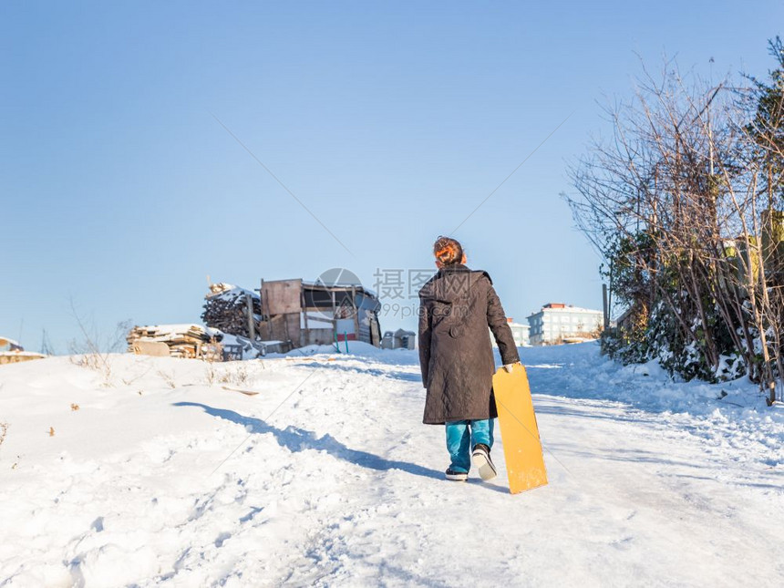 儿童在旧学校式的雪上滑在伊斯坦布尔用硬木雪橇滑幸福和快乐的概念IstanbulTurk0126年月Istanbul儿童用硬木滑雪图片