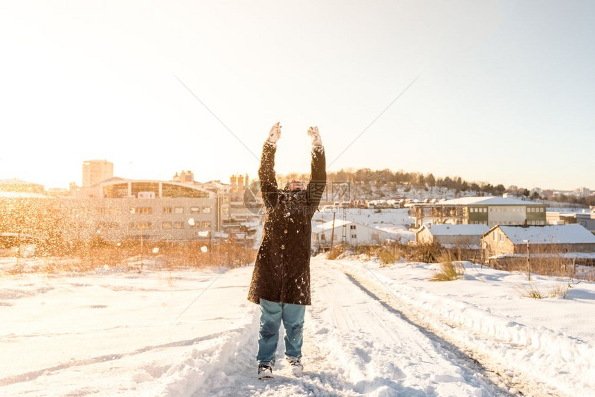 儿童在伊斯坦布尔的雪天上下幸福和快乐的概念Istanbul土耳其0126年月c图片