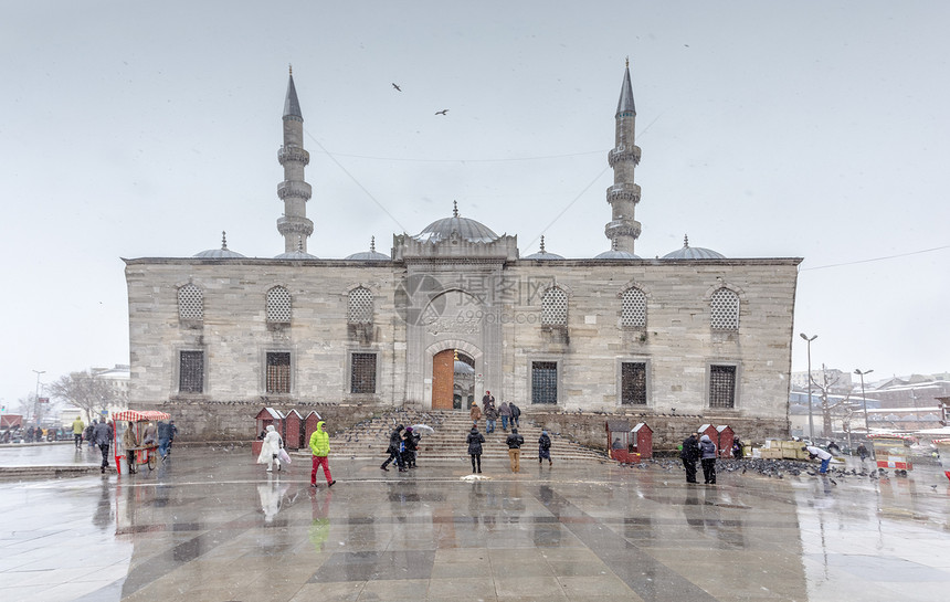 人们在冬季的雪天新清真寺的楼梯上行走2016年月8日至土耳其伊斯坦布尔图片