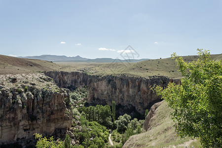 阿克萨在土耳其Aksaray的Cappadocia南部沿峡谷切入火山岩背景