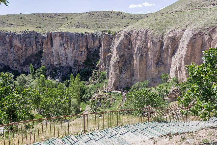 在土耳其Aksaray的Cappadocia南部沿着峡谷切入火山岩图片