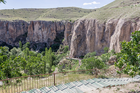 在土耳其Aksaray的Cappadocia南部沿着峡谷切入火山岩图片