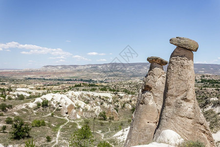 童话中的烟囱在卡帕多西亚与蓝天的背景在戈雷姆内夫塞希尔土耳其土耳其阿克萨雷伊拉拉山谷内景背景图片