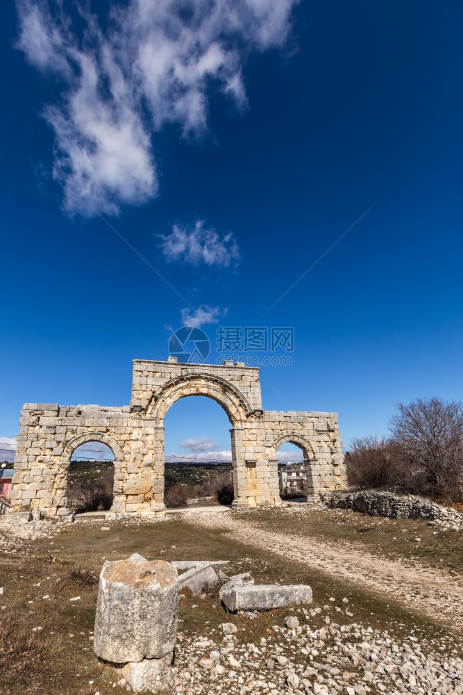 大理石城北门柱位于土耳其梅尔辛锡利夫克乌祖卡布尔克古城乌祖卡布尔克乌祖卡布尔克古城北门柱图片