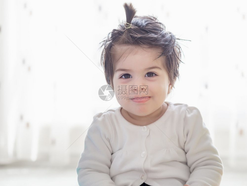 可爱的小女婴在相机前蹒跚学步的肖像可爱小女婴画像图片