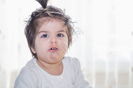 可爱小女婴的愤怒脸孔肖像图片