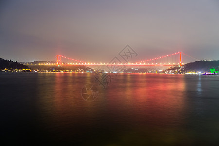 FatihSultanMehmetBridgeFSM长距离在土耳其伊斯坦布尔的bosphorus上空日落后有光道BridgeFS背景