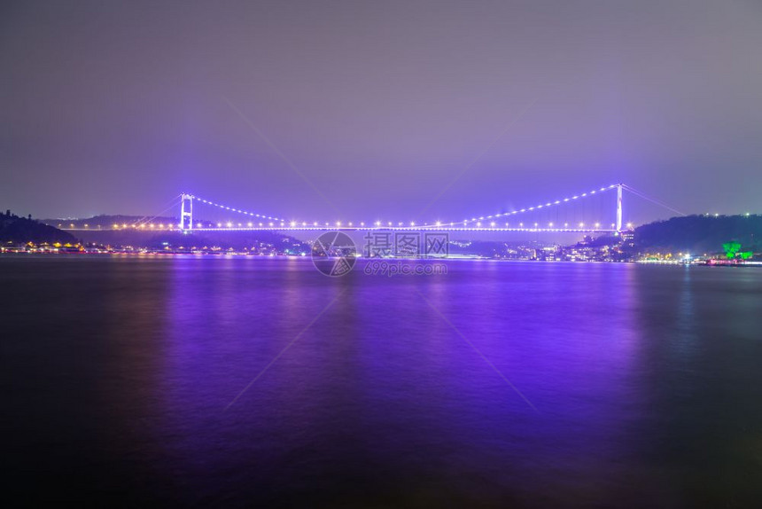 FatihSultanMehmetBridgeFSM长距离在土耳其伊斯坦布尔的bosphorus上空日落后有光道BridgeFS图片