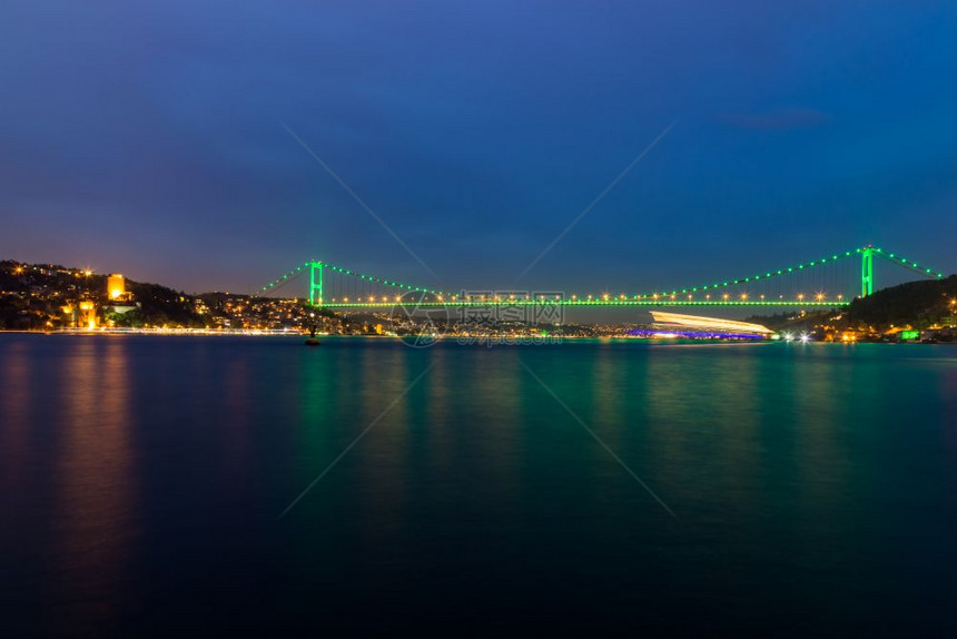 FatihSultanMehmetBridge密歇根州长距离2015年月日土耳其伊斯坦布尔Bosphorus黄昏后有光轨2015图片