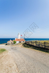 土耳其锡诺普北部海岸蓝天的旧白色英氏灯塔景观图片