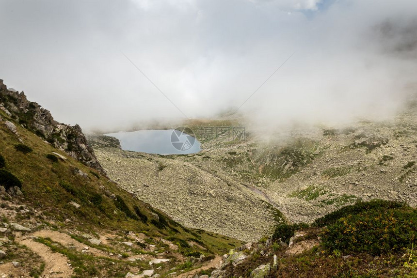 喀喀尔山顶上的冰川湖或简称喀喀喀尔湖位于土耳其喀喀喀达格拉里或喀喀尔是一个受欢迎的地方每个季节都可以徒步旅行和露营卡卡山顶的冰川图片