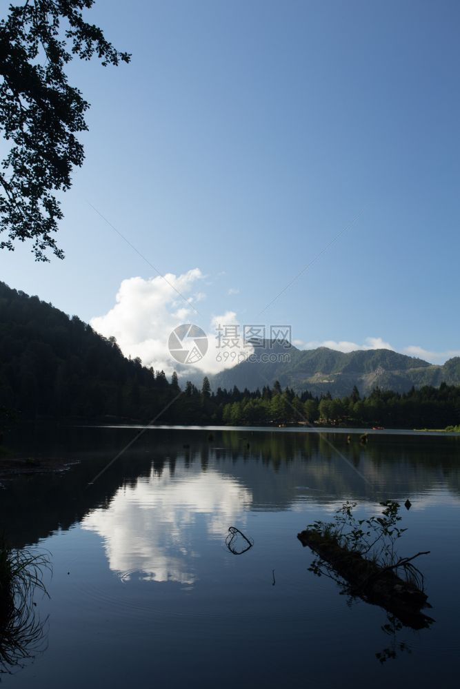 卡拉戈尔湾黑湖是东海旅游者当地人露营者和旅行最受欢迎的目地SavsatArtvin土耳其Artvin图片