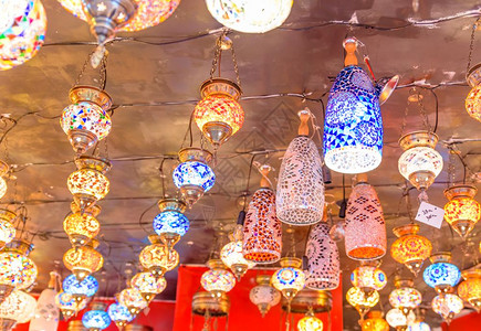 挂在纪念品店出售的土耳其传统多彩手制灯和笼高清图片