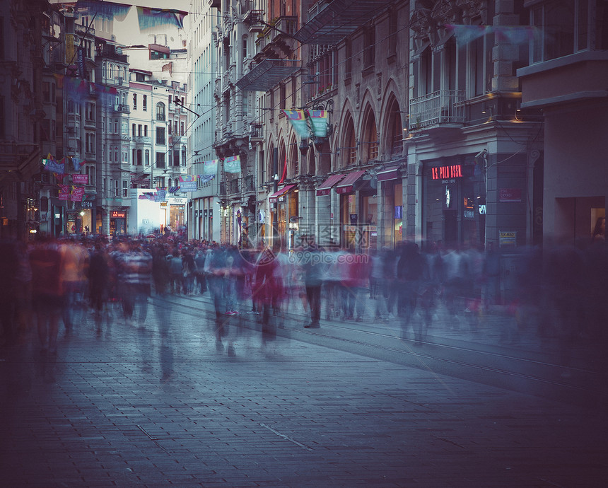 不明身份者在伊斯坦布尔的Istiklal街行走该是2018年4月9日土耳其伊斯坦布尔的受欢迎目地图片