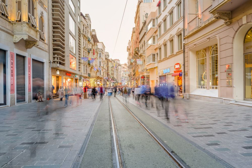 不明身份者在伊斯坦布尔的Istiklal街行走该是2018年4月9日土耳其伊斯坦布尔的受欢迎目地图片