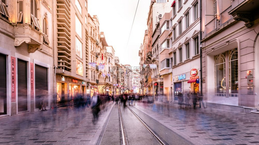 不明身份者在伊斯坦布尔的Istiklal街行走该是2018年4月9日土耳其伊斯坦布尔的受欢迎目地图片