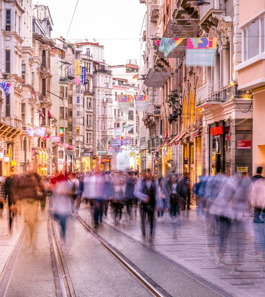 不明身份者在伊斯坦布尔的Istiklal街行走该是2018年4月9日土耳其伊斯坦布尔的受欢迎目地图片