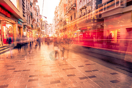 伊斯提克拉不明身份者在伊斯坦布尔的Istiklal街行走该是2018年4月9日土耳其伊斯坦布尔的受欢迎目地背景