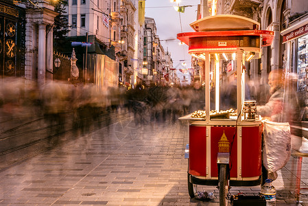 伊斯提克拉不明身份者在伊斯坦布尔的Istiklal街出售烤栗子Istiklal街是2018年4月9日土耳其伊斯坦布尔的大众目地背景