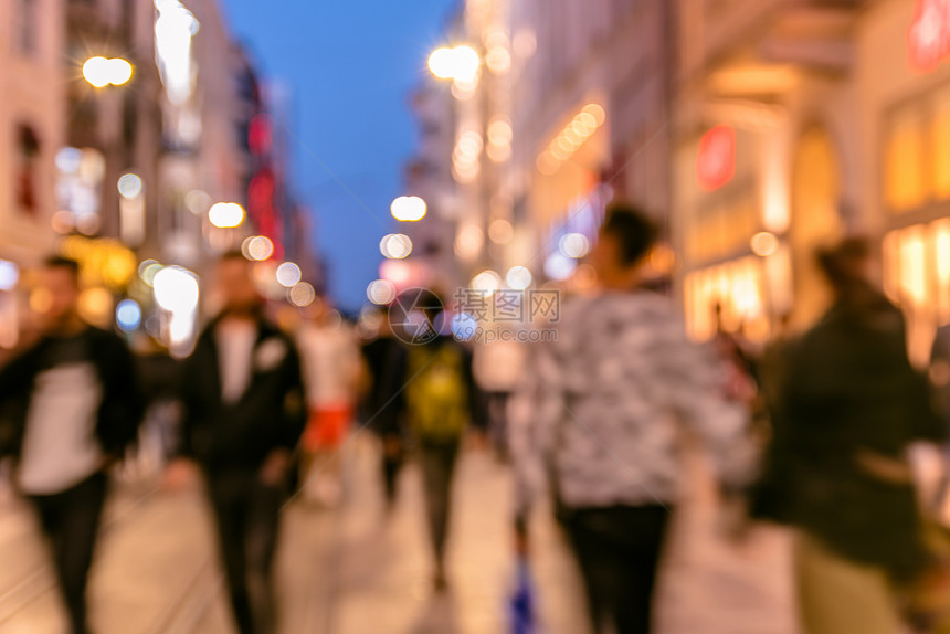 许多匿名人群在土耳其伊斯坦布尔民众目的地Istiklal的繁忙Istiklal街上行走图片