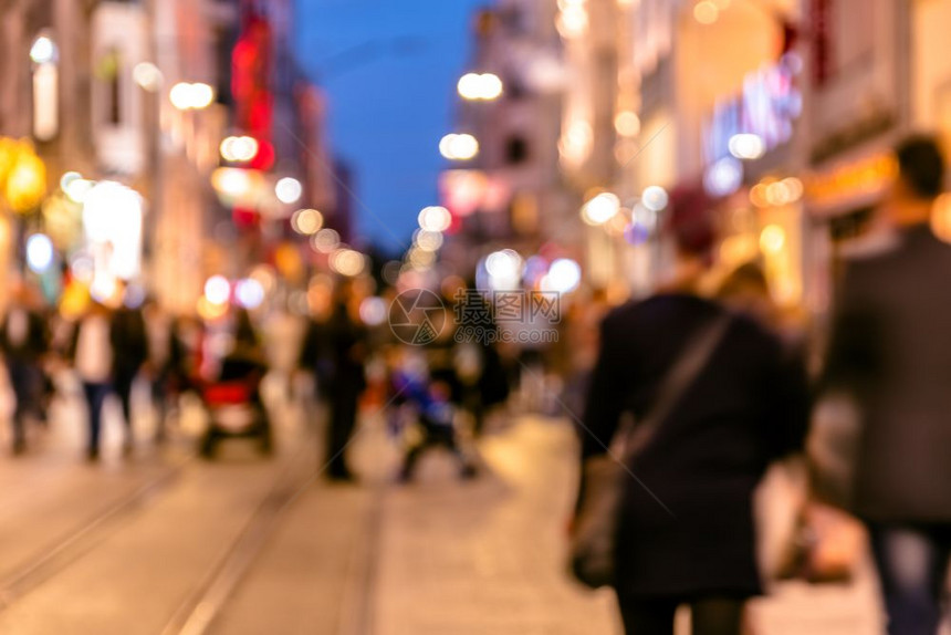 许多匿名人群在土耳其伊斯坦布尔民众目的地Istiklal的繁忙Istiklal街上行走图片