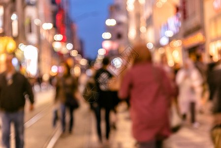 伊斯提克拉许多匿名人群在土耳其伊斯坦布尔民众目的地Istiklal的繁忙Istiklal街上行走背景