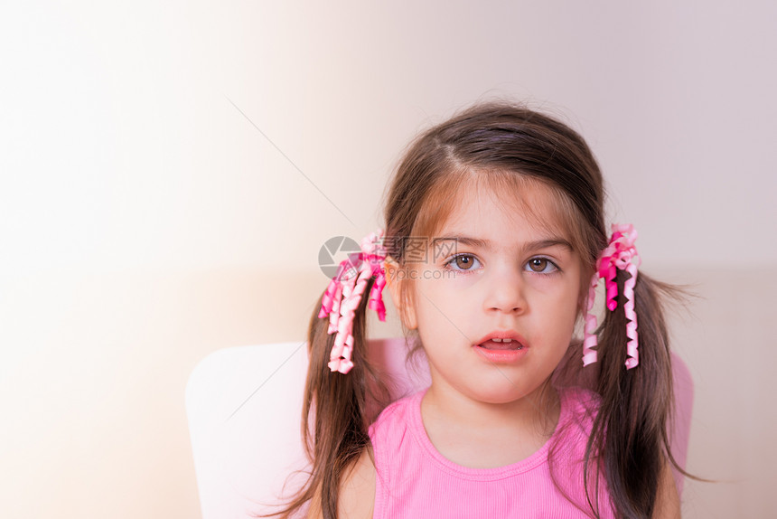 可爱女孩的肖像她脸上有混淆的表情孤立肖像图片
