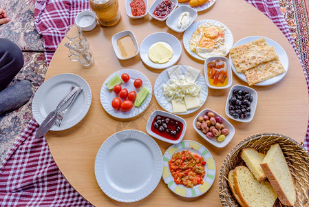 嘉宾桌卡对土耳其传统早餐和木制桌不同食品的顶端观土耳其传统早餐和木制桌不同食品的顶端观土耳其传统早餐和木制桌的顶端观土耳其传统早餐背景