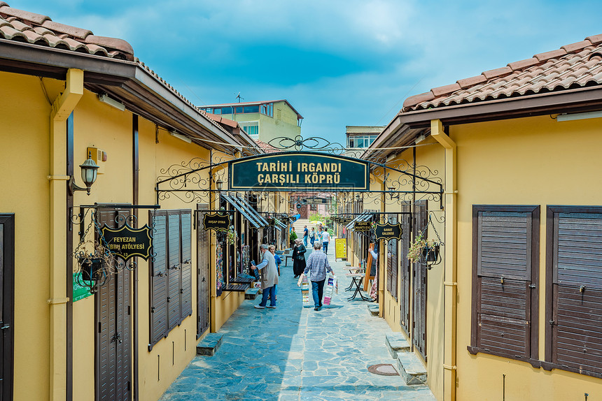 2018年5月日土耳其布尔萨历史的Irgandi桥上小商店的景象图片