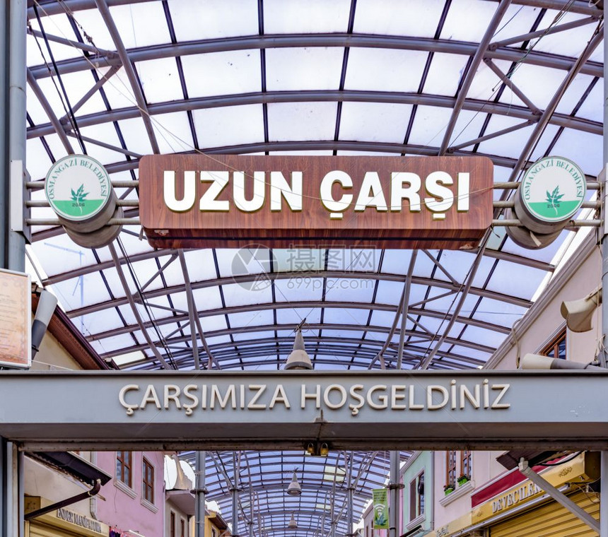 UzunCarsiLongBazaar是一个著名的传统集市位于土耳其旧OsmangaziBursa2018年5月日图片