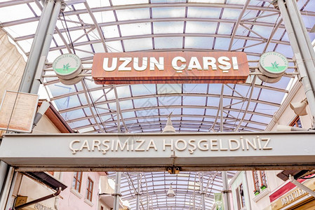 UzunCarsiLongBazaar是一个著名的传统集市位于土耳其旧OsmangaziBursa2018年5月日背景图片