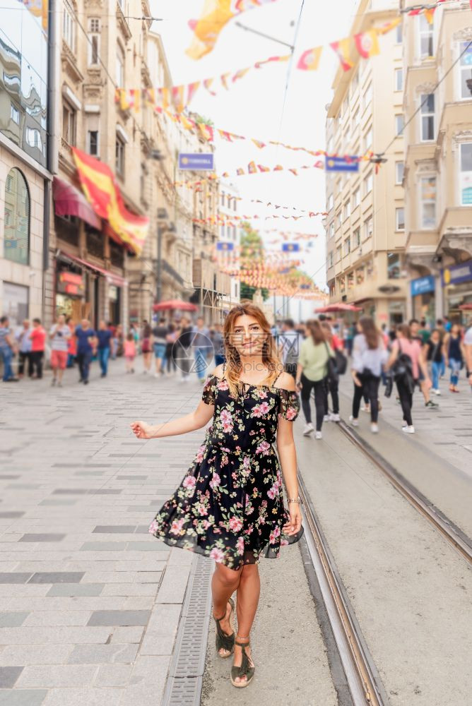 美丽的女在土耳其伊斯坦布尔Beyoglu区一个受欢迎的地方Istiklal街散步图片