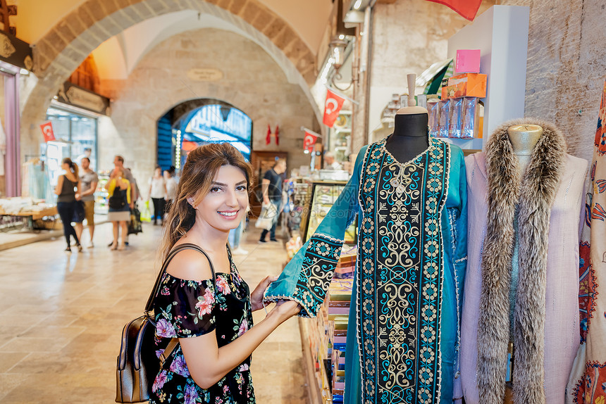美丽的女看起来像东方服装在埃及的Bazaar在土耳其伊斯坦布尔的Eminonu卖了一家商店埃及Bazaar的漂亮女看起来像东方服图片