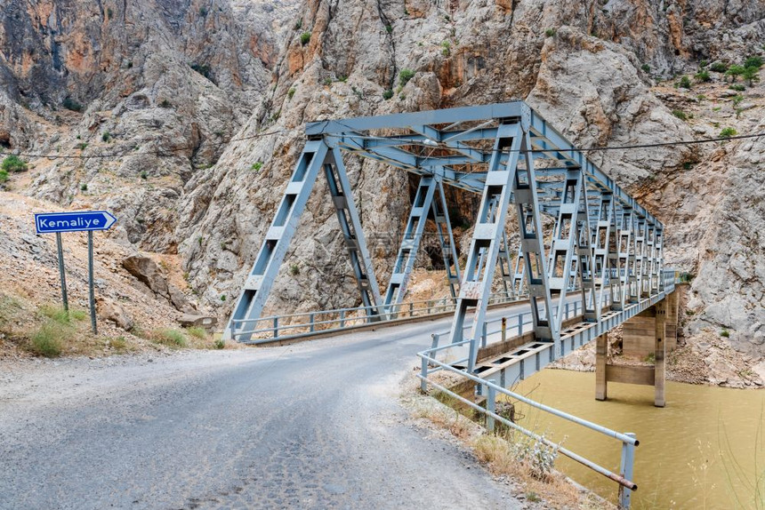 在土耳其Erzincan的Kemaliye镇或Egin使用长的金属桥在Kemaliye镇使用长的金属桥在Kemaliye镇使用长图片