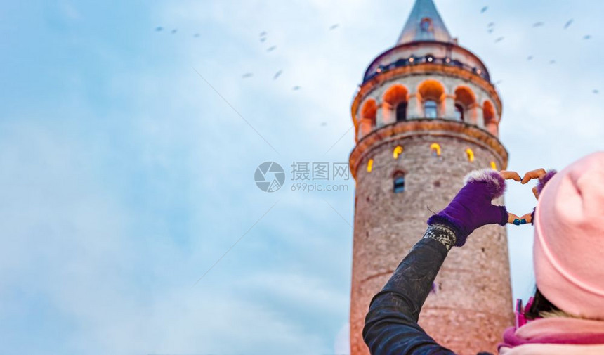 美丽的女旅行者在土耳其伊斯坦布尔背景的加拉塔GalataTower图片