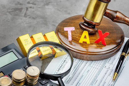 税收计算器Bitcoin加密货币前方的视图在手架前使用TAX单词计算器和金砖Tax支付概念设计图片