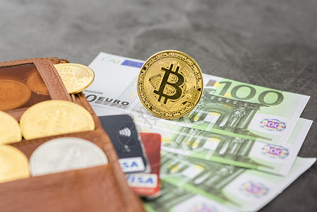 BTC在棕色皮钱包和超过欧元钞票中看到金属比特币和VISA信用卡设计图片