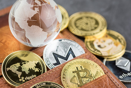 比特币与地球棕皮夹和玻璃球中不同种类金属比特币的视图背景