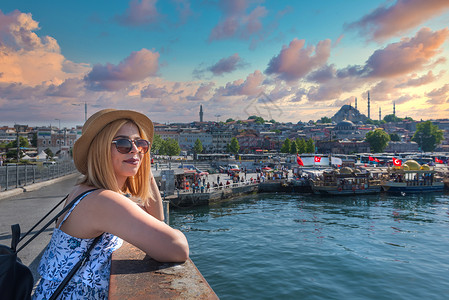 土耳其伊斯坦布尔省的加拉塔桥上标志Suleymaniye清真寺图片