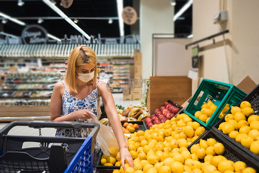 在20年科罗纳新冠流行病期间购物年轻女孩在商店或超市购买水果图片