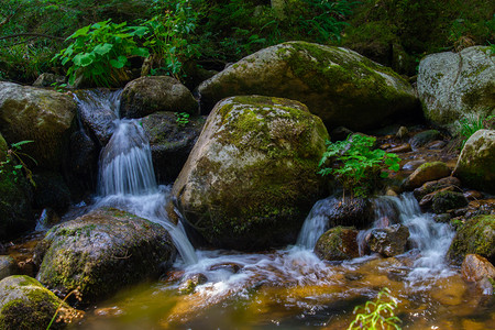 红染山间红紫背景